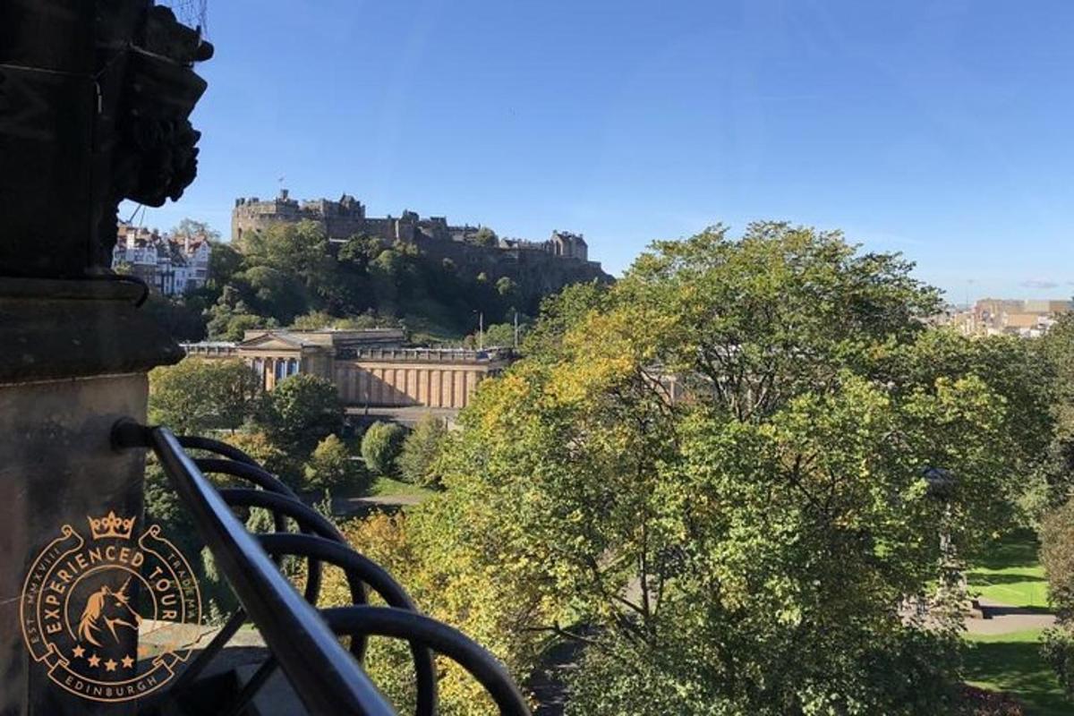 una vista di una città con un castello su una collina