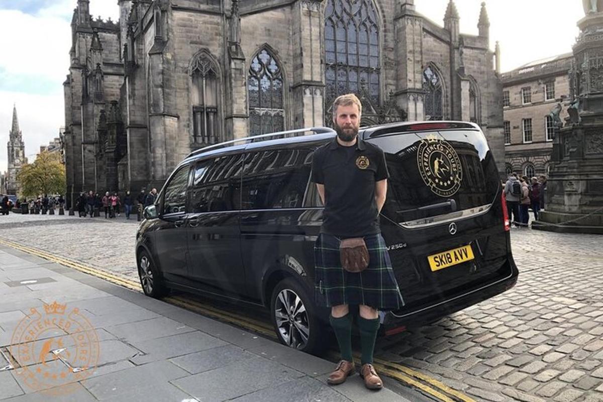un uomo in kilt in piedi accanto a un furgone