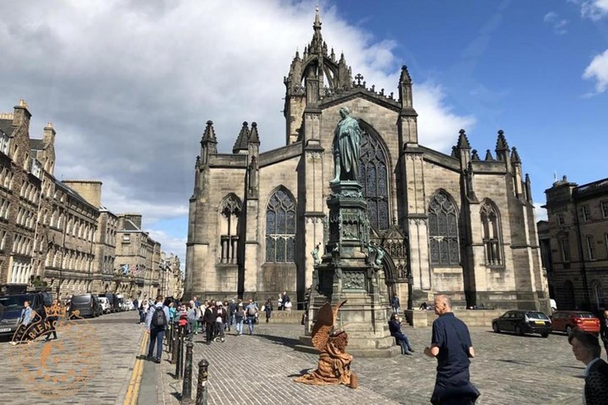 en gruppe mennesker, der står foran en katedral