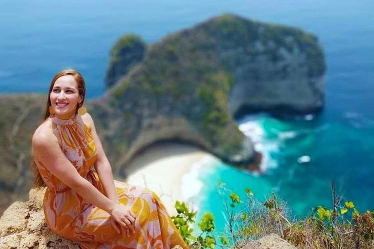 海の近くの岩の上に座っている女性