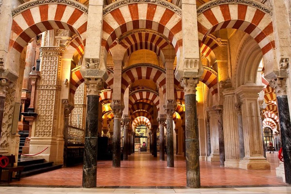 uma sala grande com colunas em um edifício