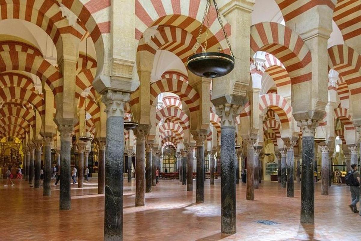 uma sala grande com colunas em um edifício
