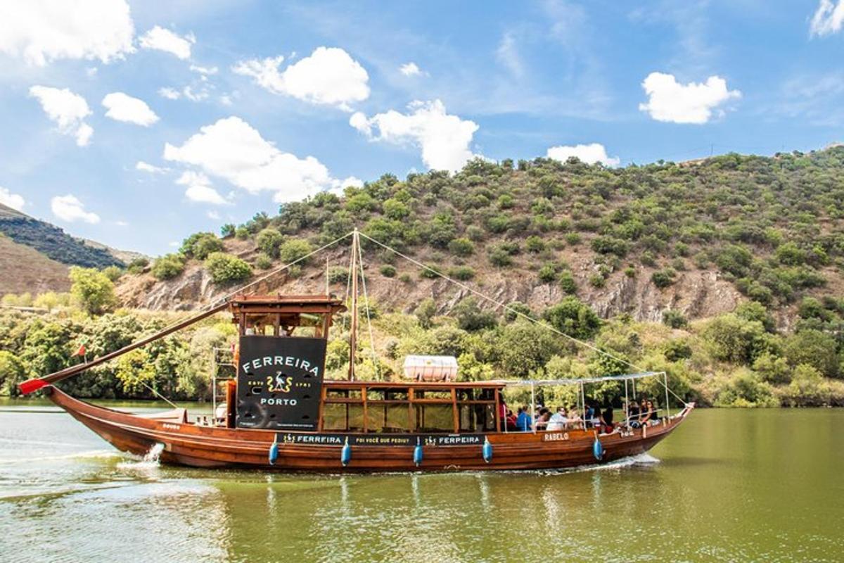 una grande barca in acqua su un fiume