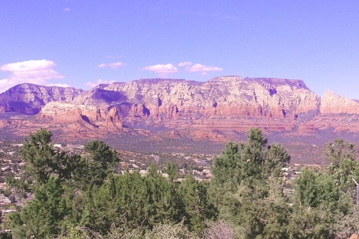 una vista di un canyon con una montagna sullo sfondo