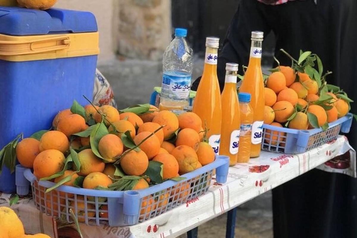 hai giỏ cam trên bàn với những chai nước ngọt