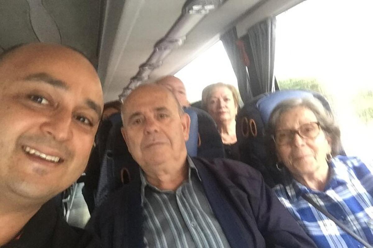 grupp inimesi istub bussis