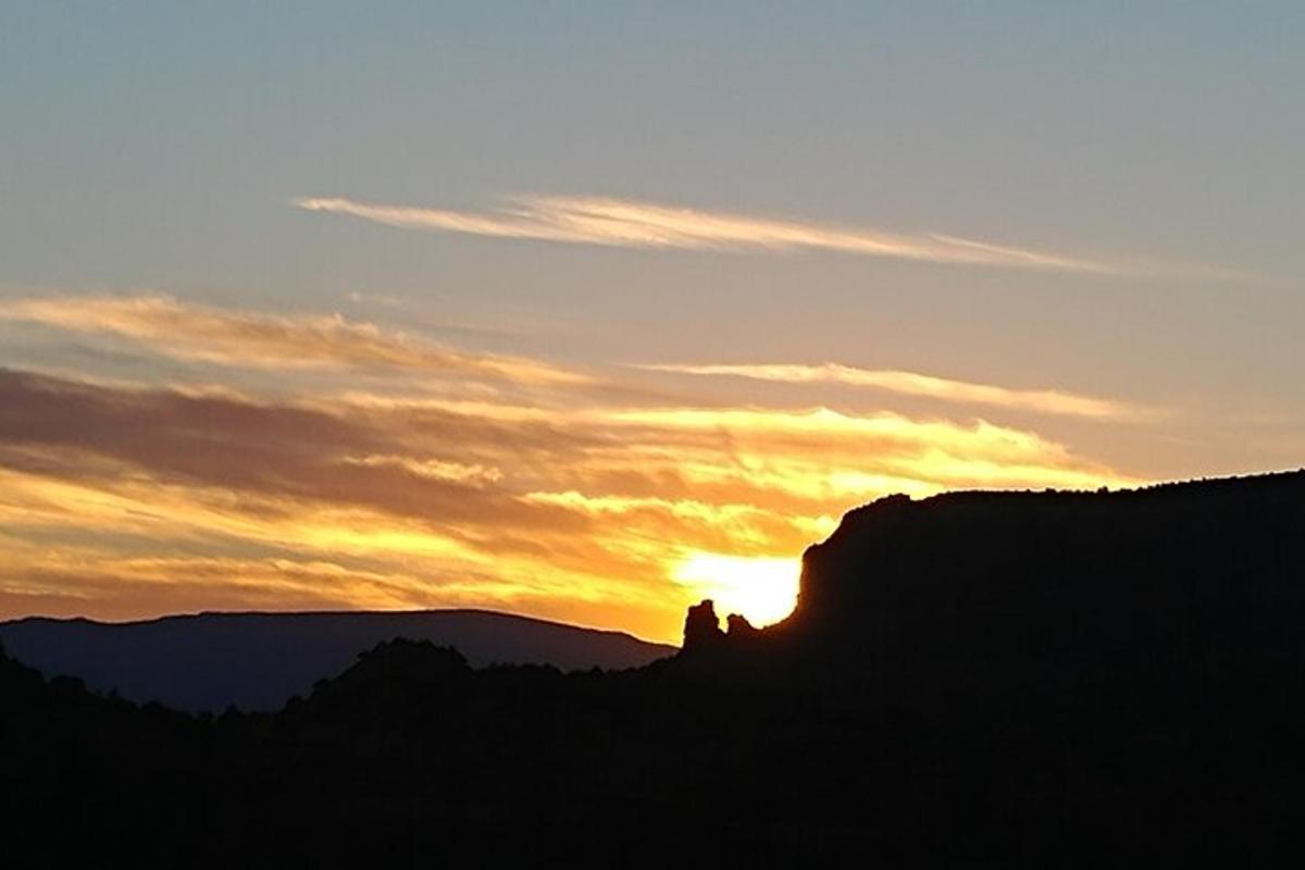 un tramonto in montagna con il sole che tramonta