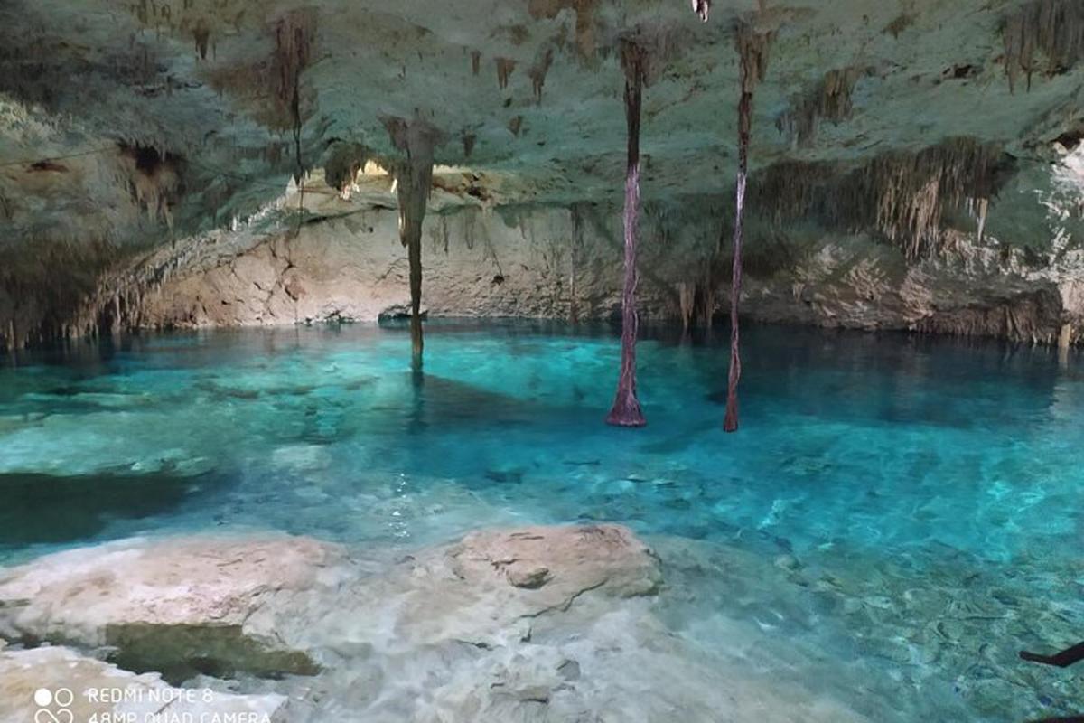 kolam air biru di dalam gua