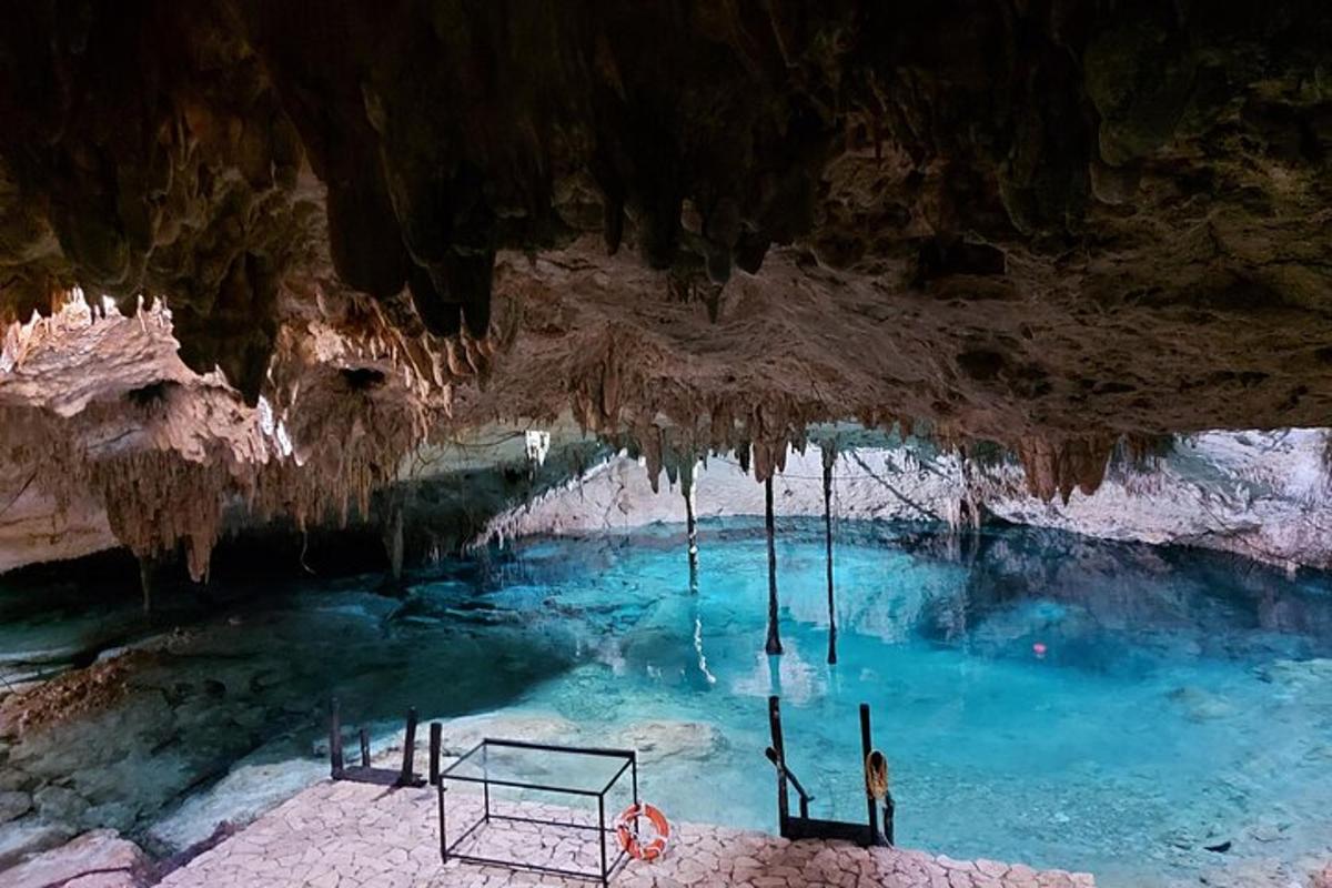 uma piscina de água azul em uma caverna
