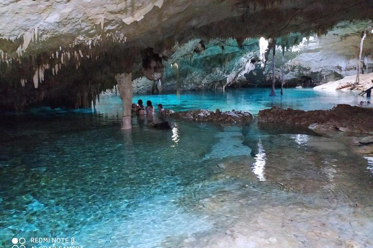 isang pool ng asul na tubig sa isang kuweba