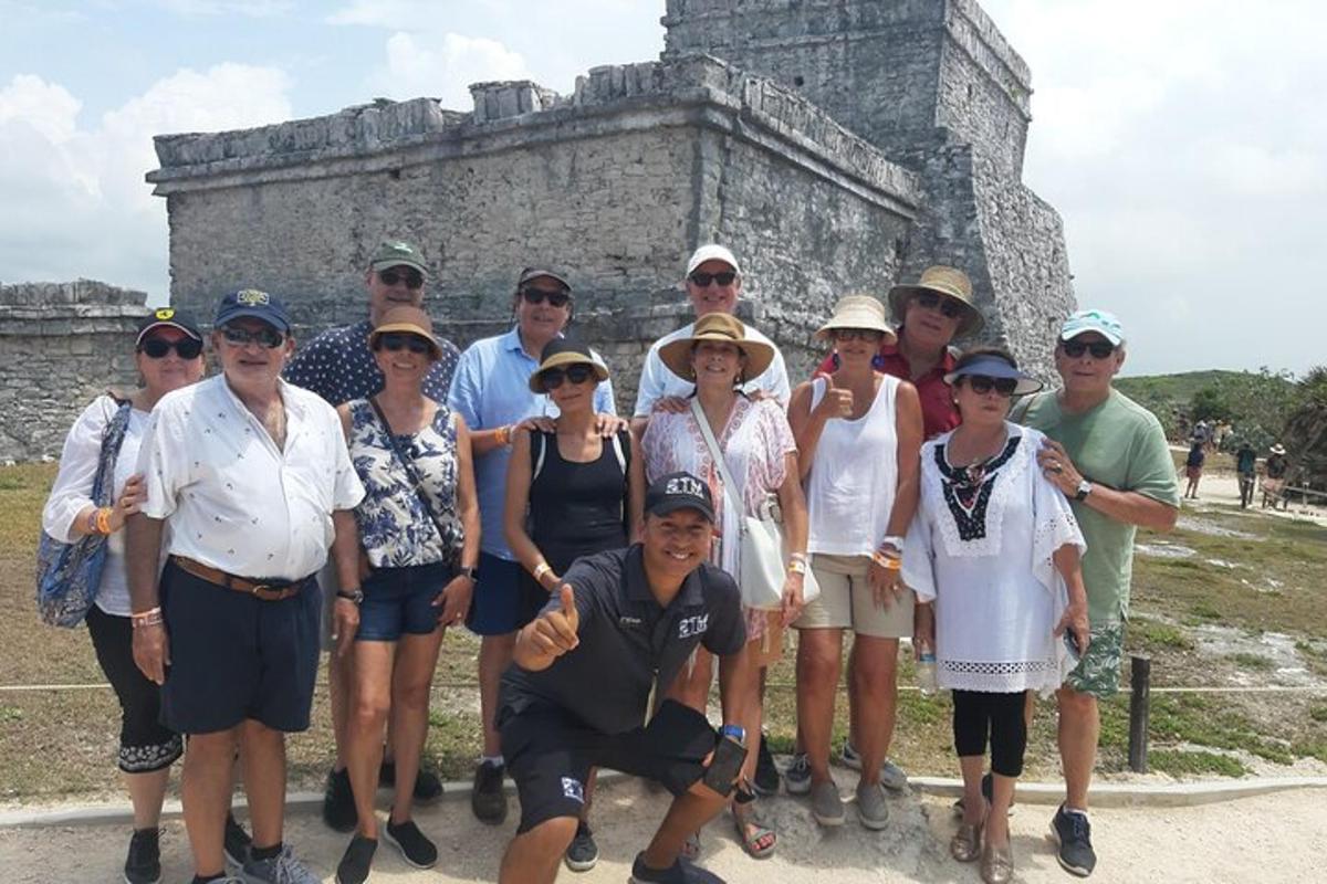 Un grupo de personas posando frente a un castillo.