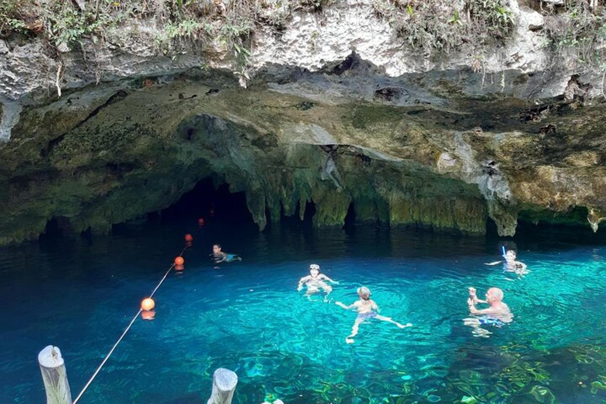 Un grupo de personas en el agua en una cueva.