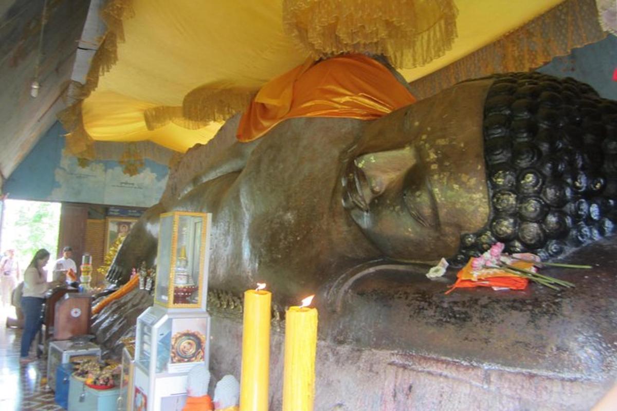 una grande statua di un orso in un edificio con candele