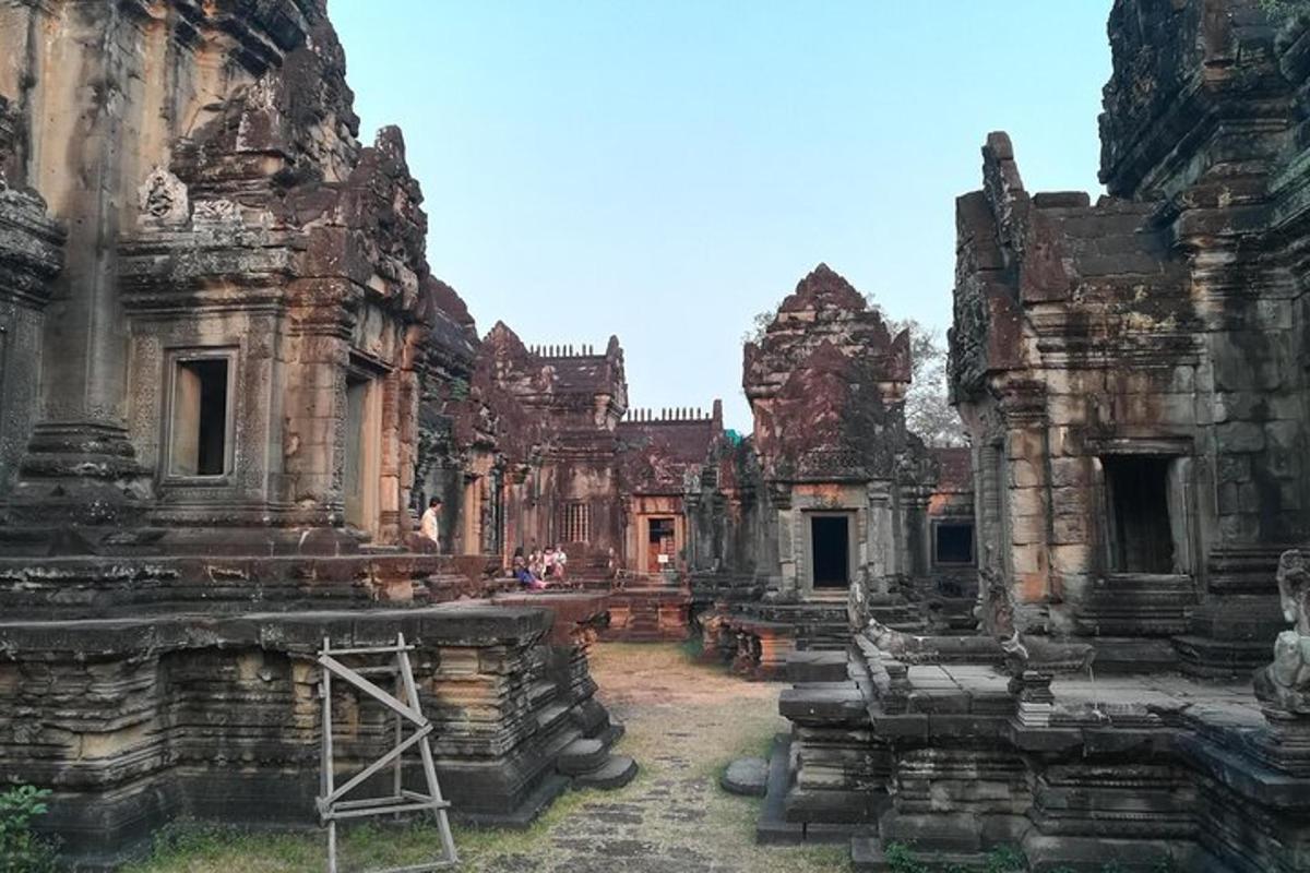 an old building with a bunch of ruins