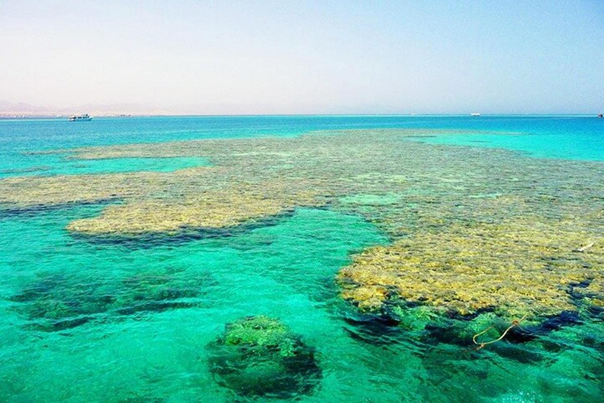un grande specchio d'acqua con rocce e scogliere