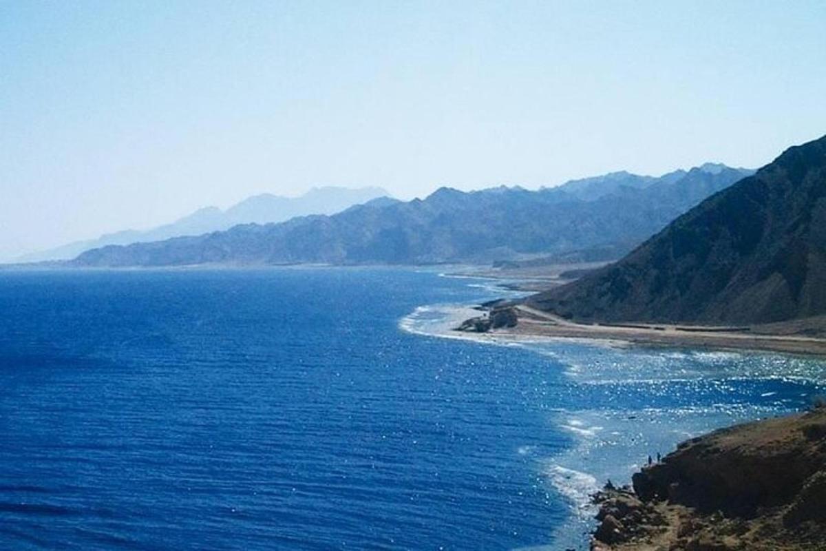 un grande specchio d'acqua con le montagne sullo sfondo
