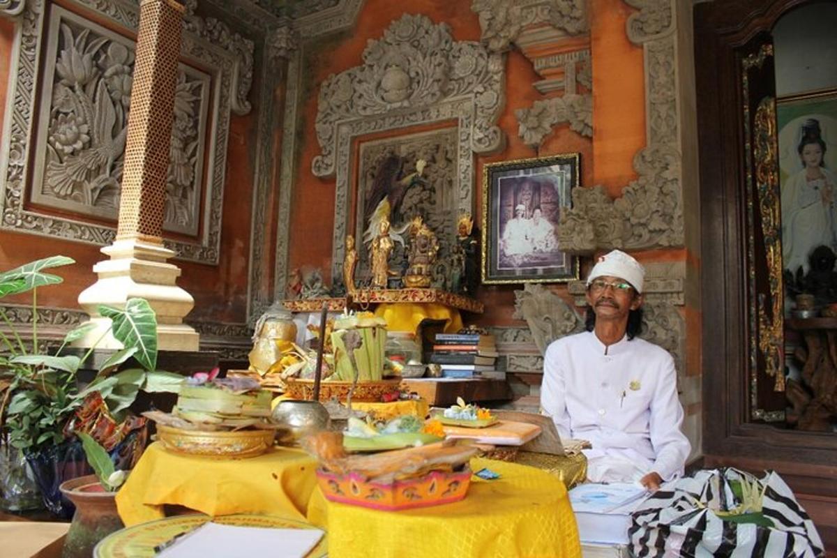 seorang chef berdiri di hadapan meja dengan makanan