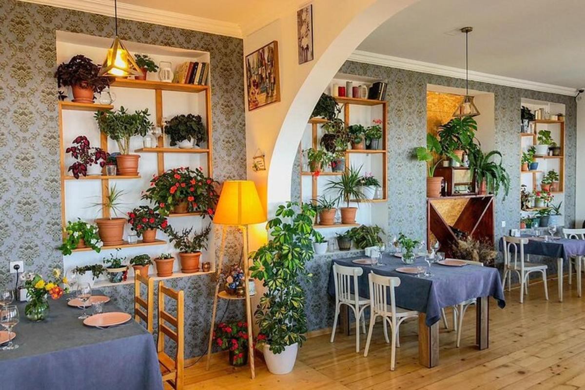 restaurace se stoly a rostlinami na stěnách