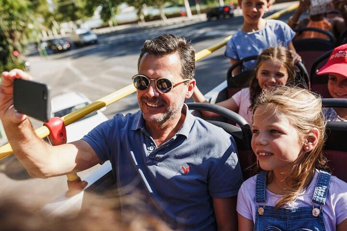 un uomo sta scattando una foto a una bambina