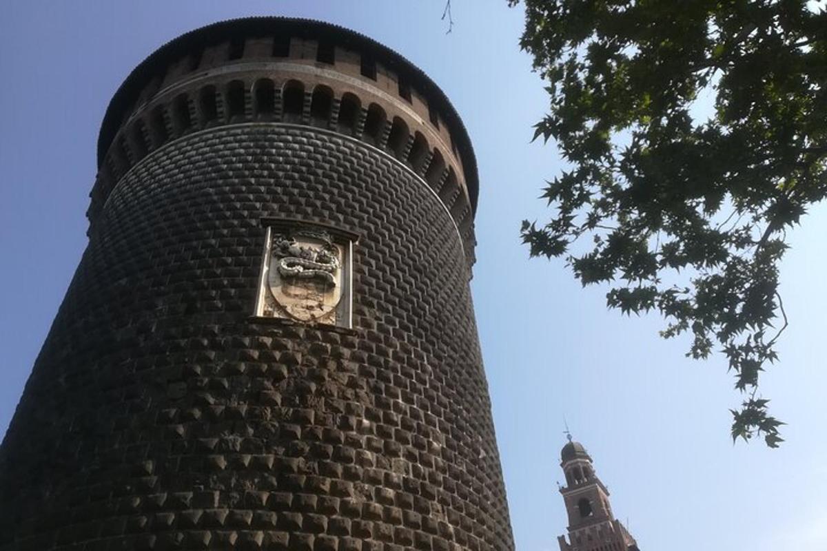 una grande torre di mattoni con un leone in una finestra