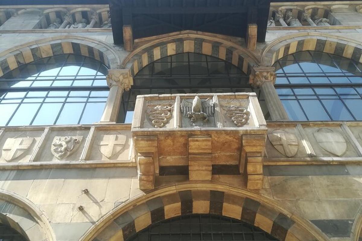 un edificio con un orologio su un lato