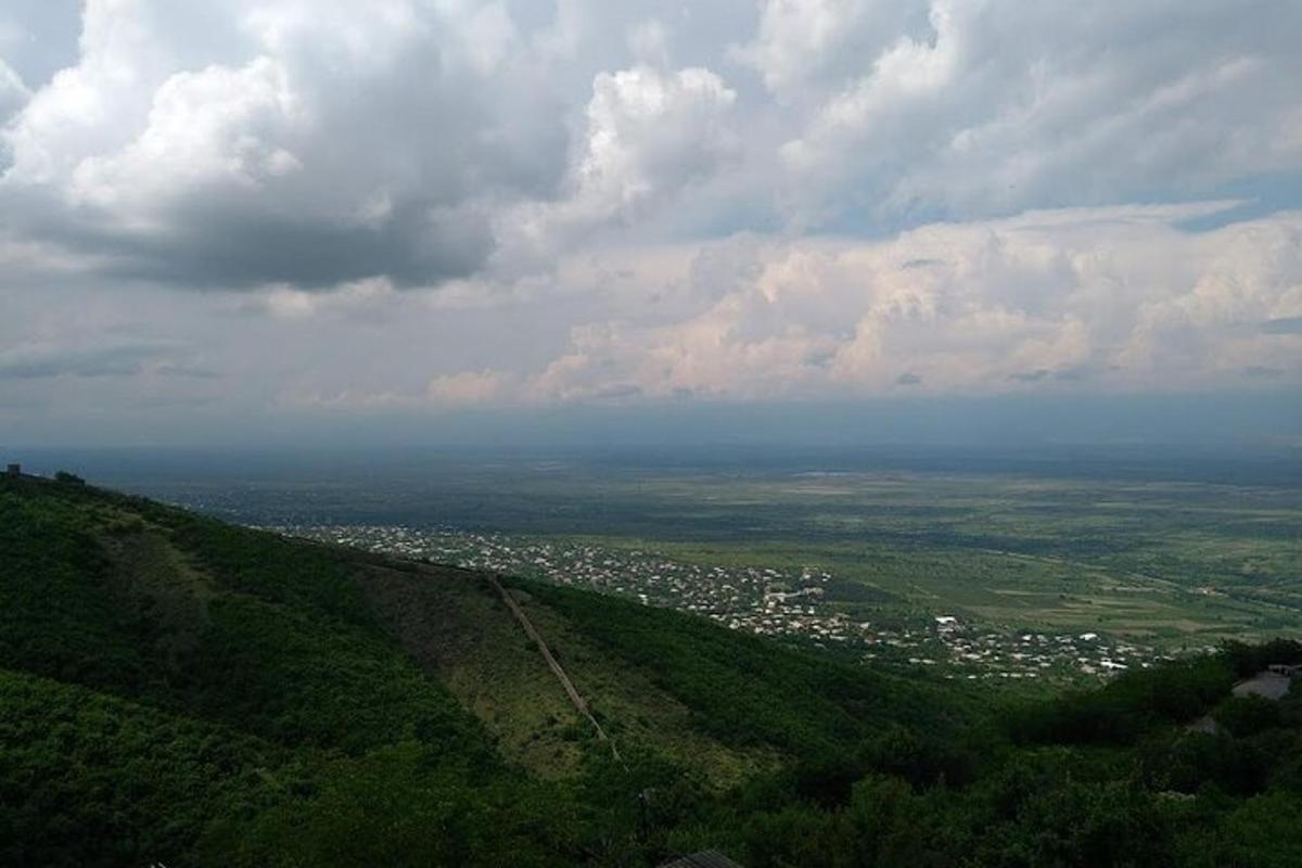 pohled na město z vrcholu kopce