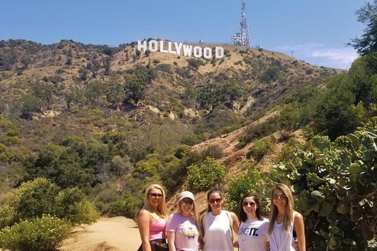 Skupina žen stojících před hollywoodským nápisem
