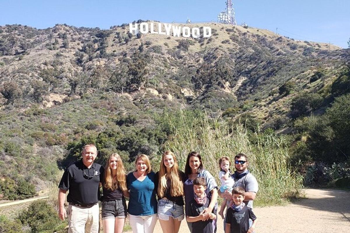 Rodina pózuje před hollywoodským nápisem