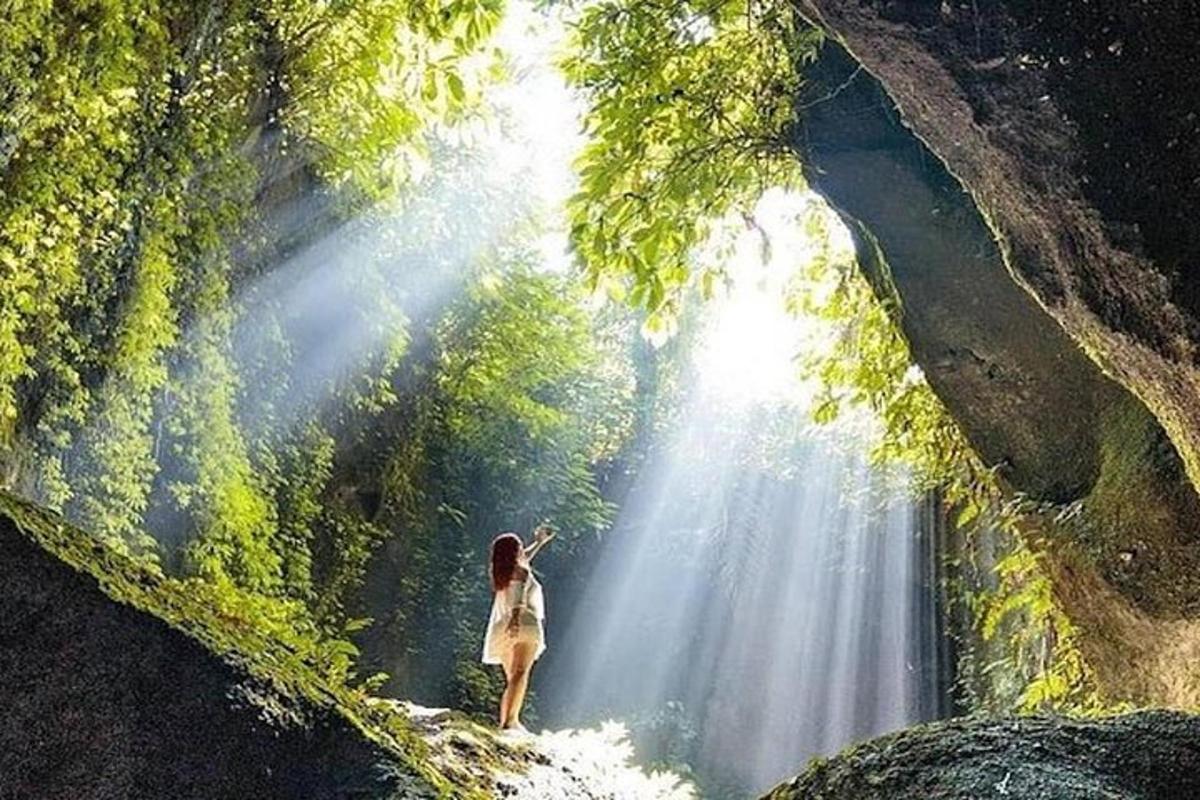 una donna in piedi davanti a una cascata