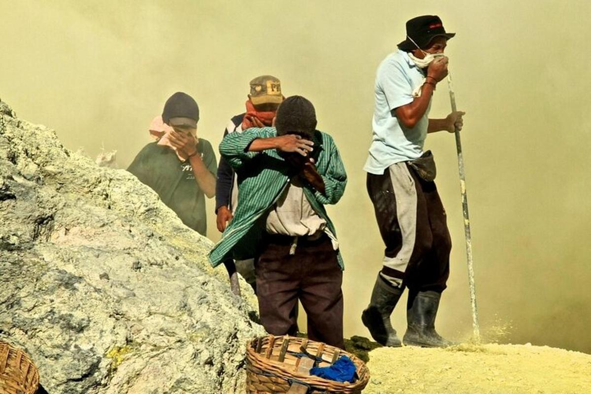 sekumpulan orang berdiri di atas gunung