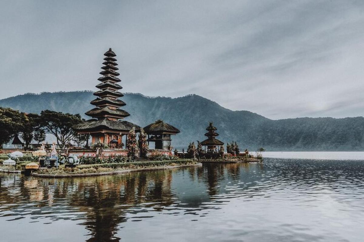 sekumpulan pagoda di sebuah pulau di dalam air