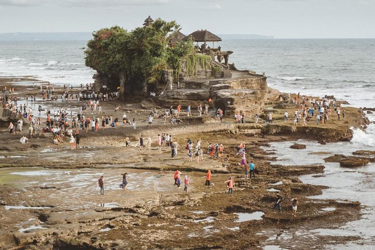sekumpulan orang berdiri di pantai berhampiran lautan