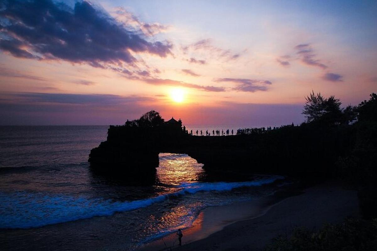 matahari terbenam di pantai dengan matahari terbenam di atas lautan