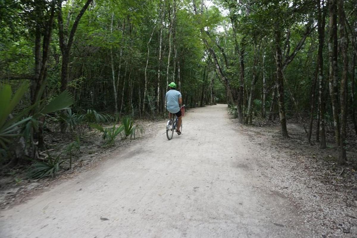 osoba jazdiaca na bicykli po prašnej ceste