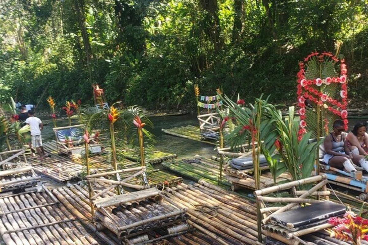 un giardino con persone sedute su sedie e uno stagno