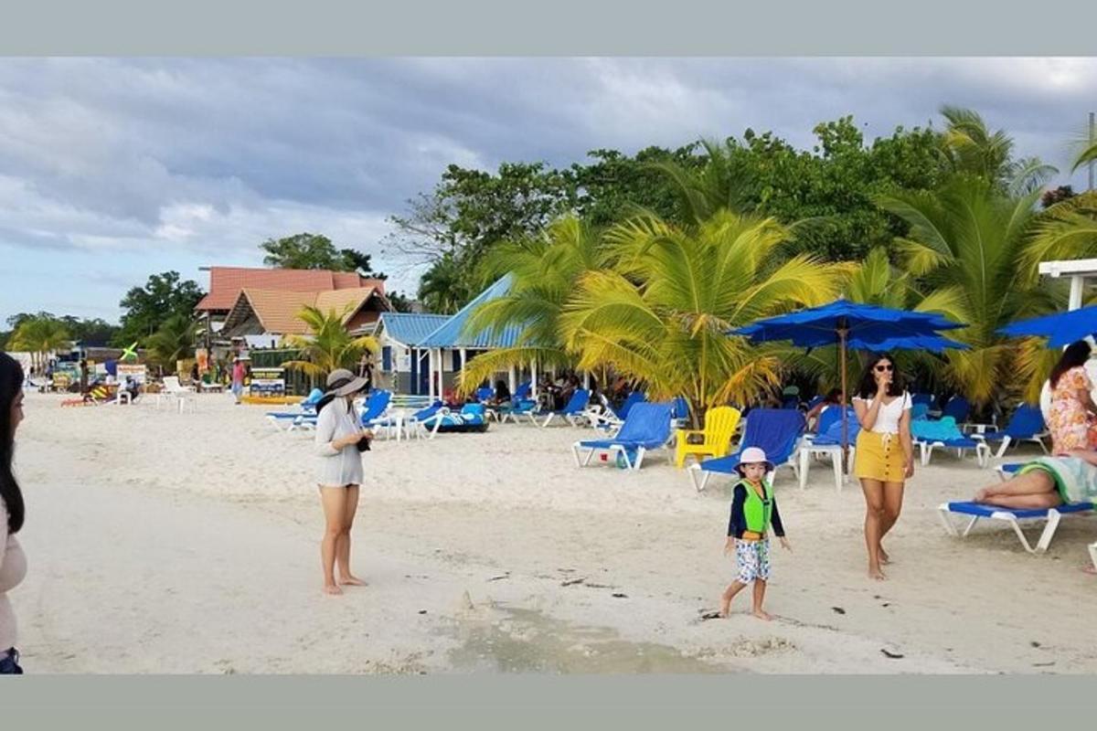 un gruppo di persone in piedi su una spiaggia