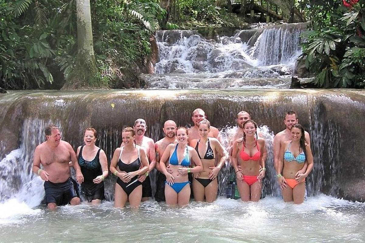 un grup de persones dempeus davant d'una cascada
