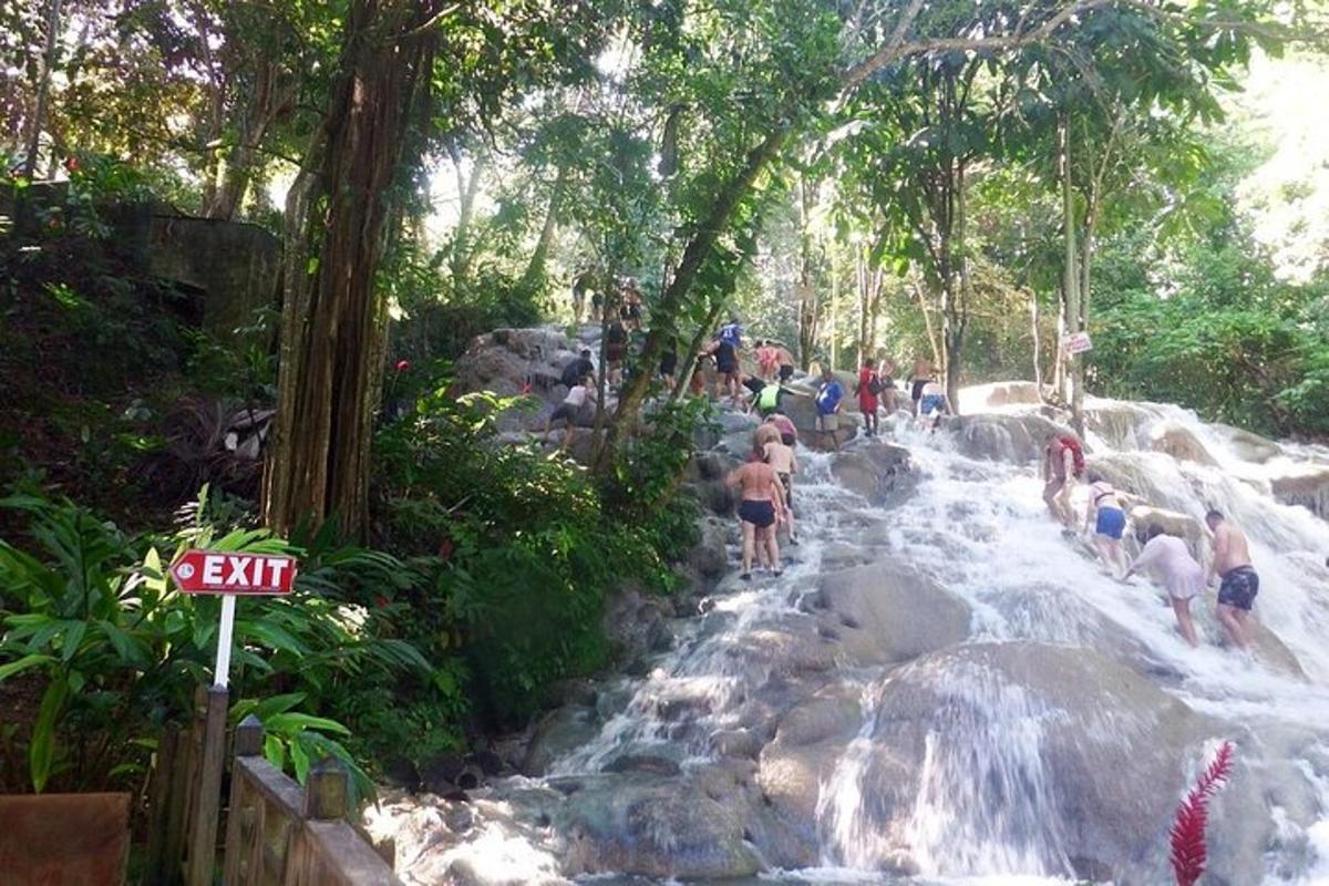 un grup de persones dempeus a l'aigua d'una cascada