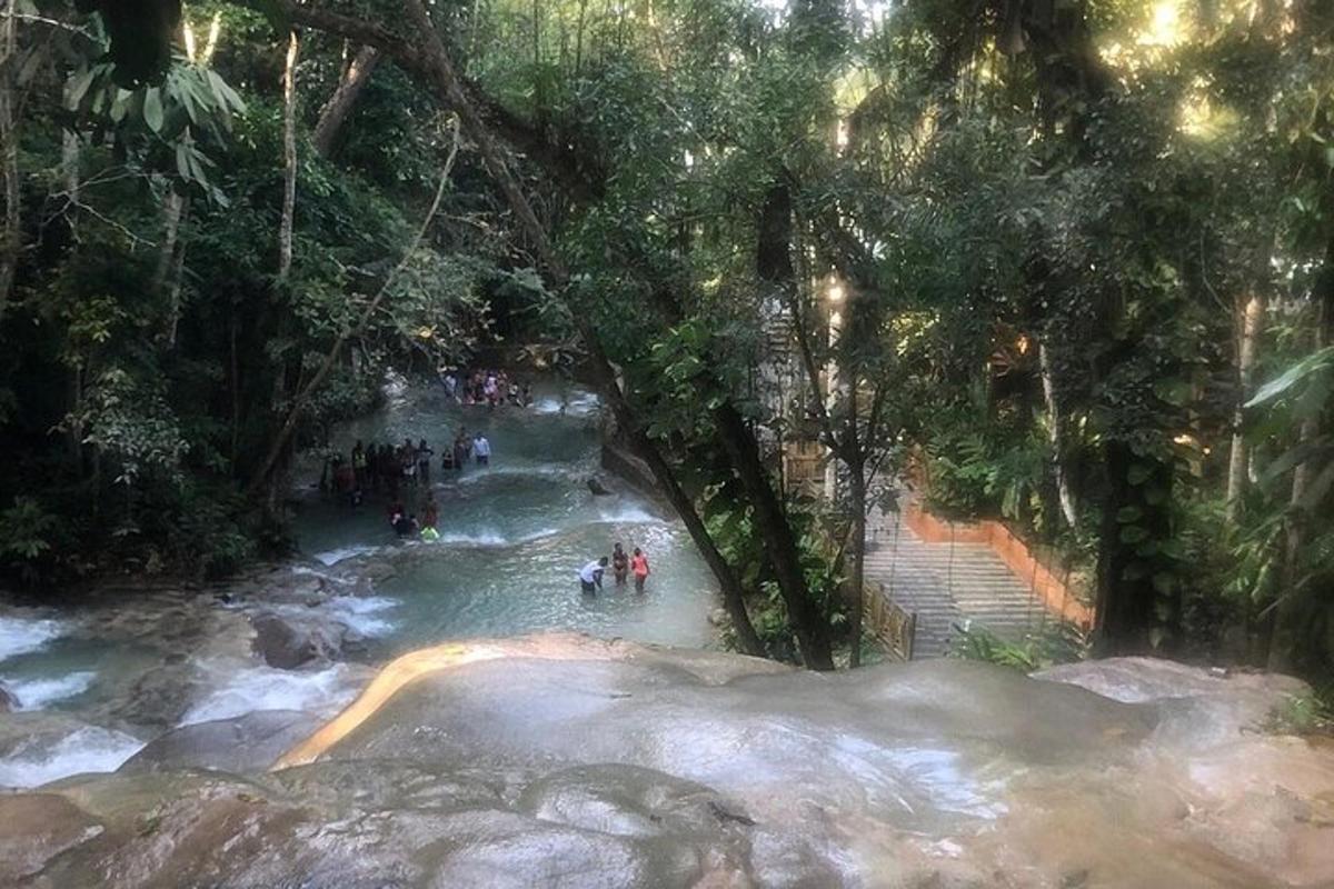 un grup de persones a l'aigua d'un riu