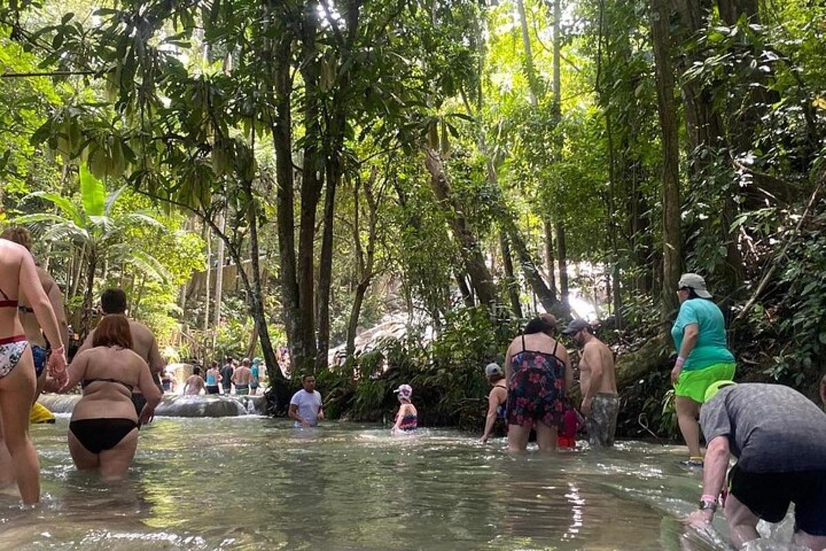 um grupo de pessoas na água de um rio