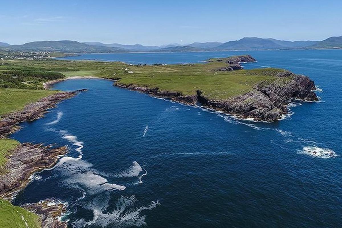 uma vista aérea de uma ilha no oceano
