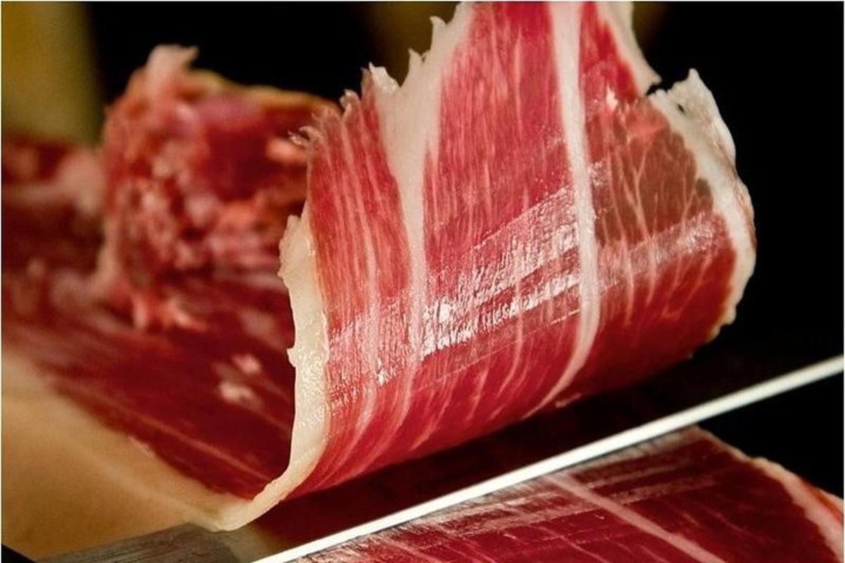 ein Stück rotes Fleisch auf einem Messer