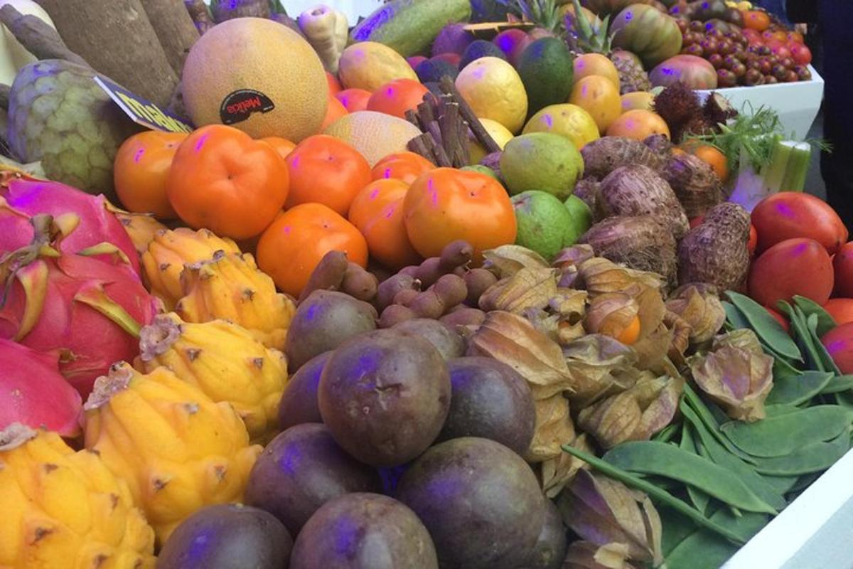 ein Haufen Obst und Gemüse auf einem Tisch