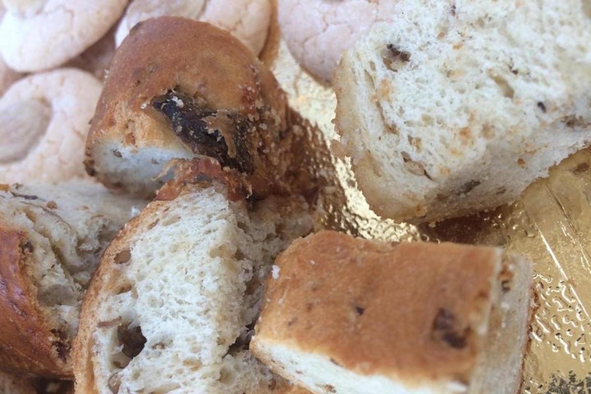 مجموعة من أنواع مختلفة من الخبز على الطاولة