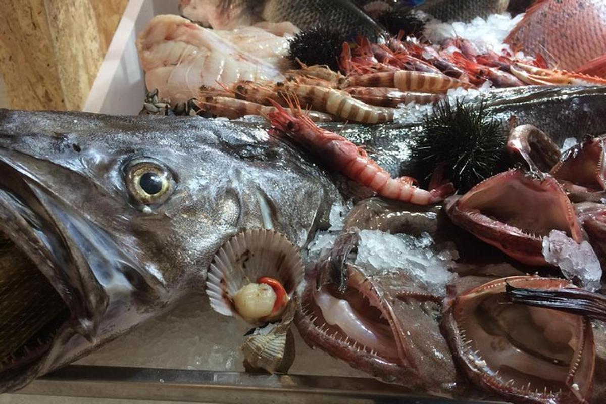una mostra de peix i altres mariscs en una taula