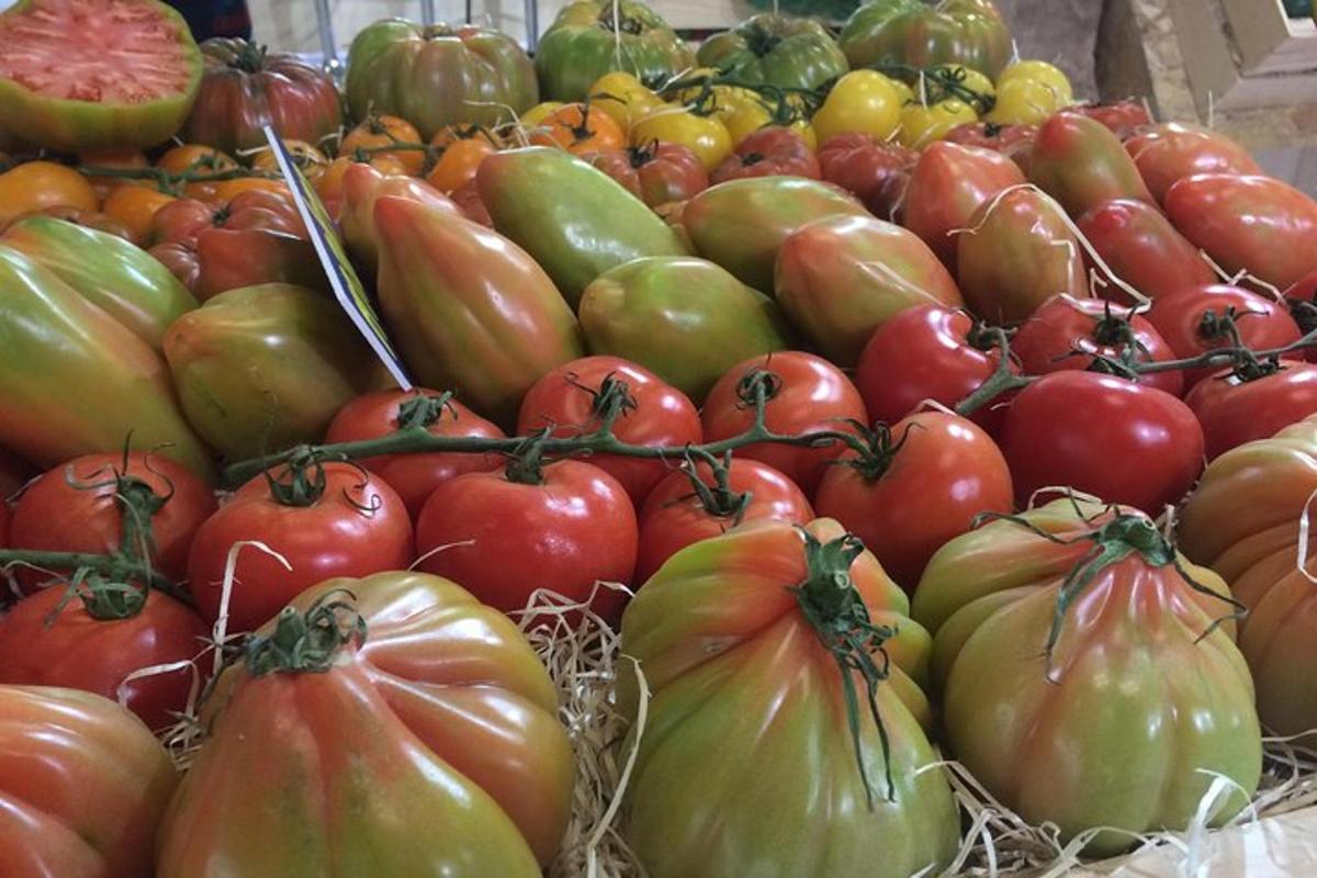 una mostra de tomàquets i altres fruites i verdures