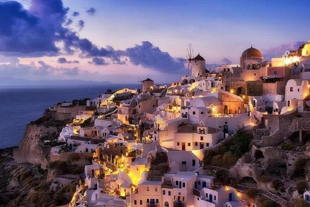 ένα χωριό στην πλαγιά ενός βουνού τη νύχτα