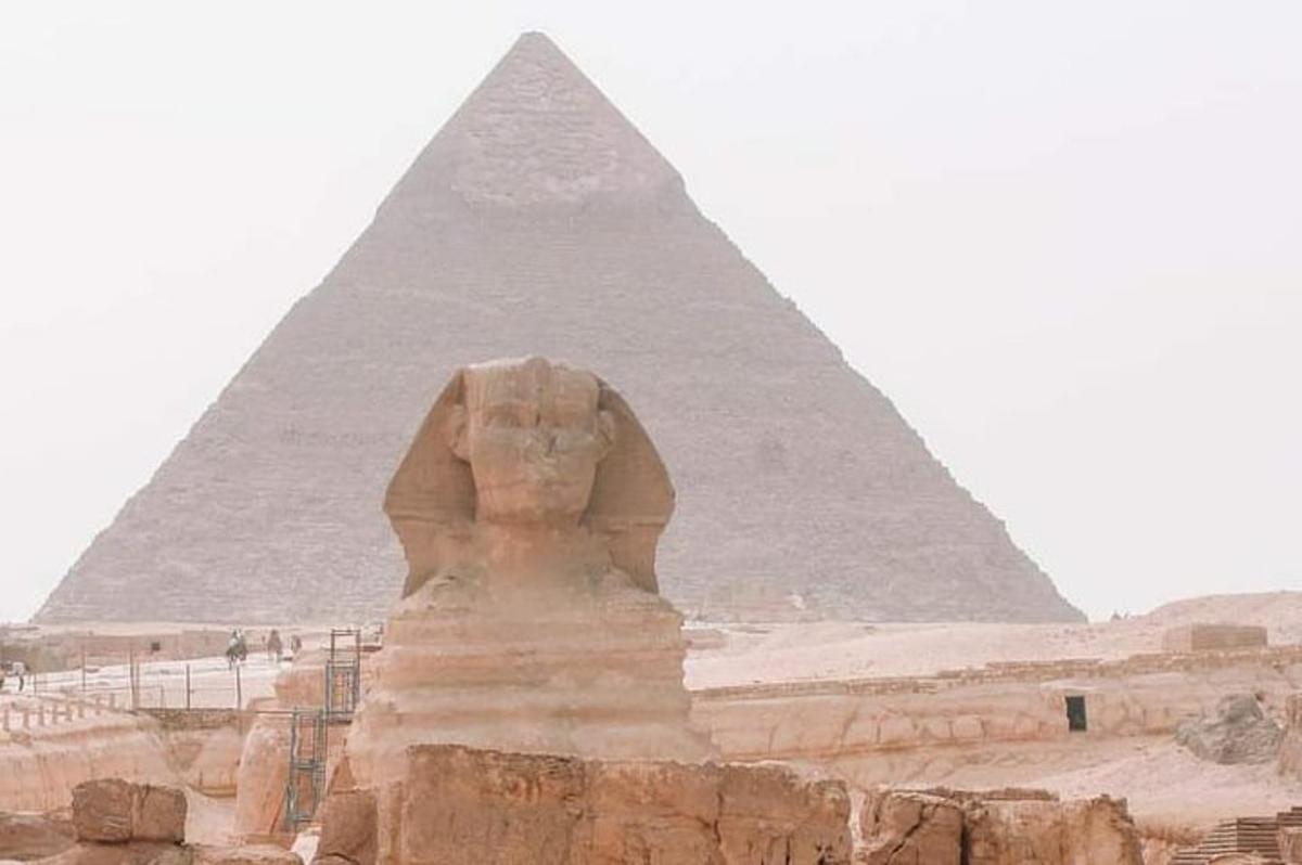 en stor statue foran pyramiden