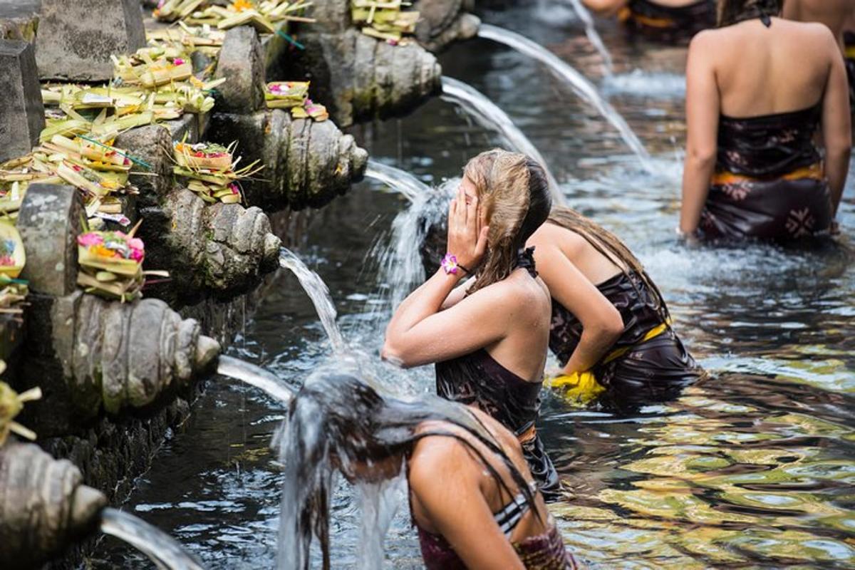 un gruppo di donne nell'acqua di una fontana