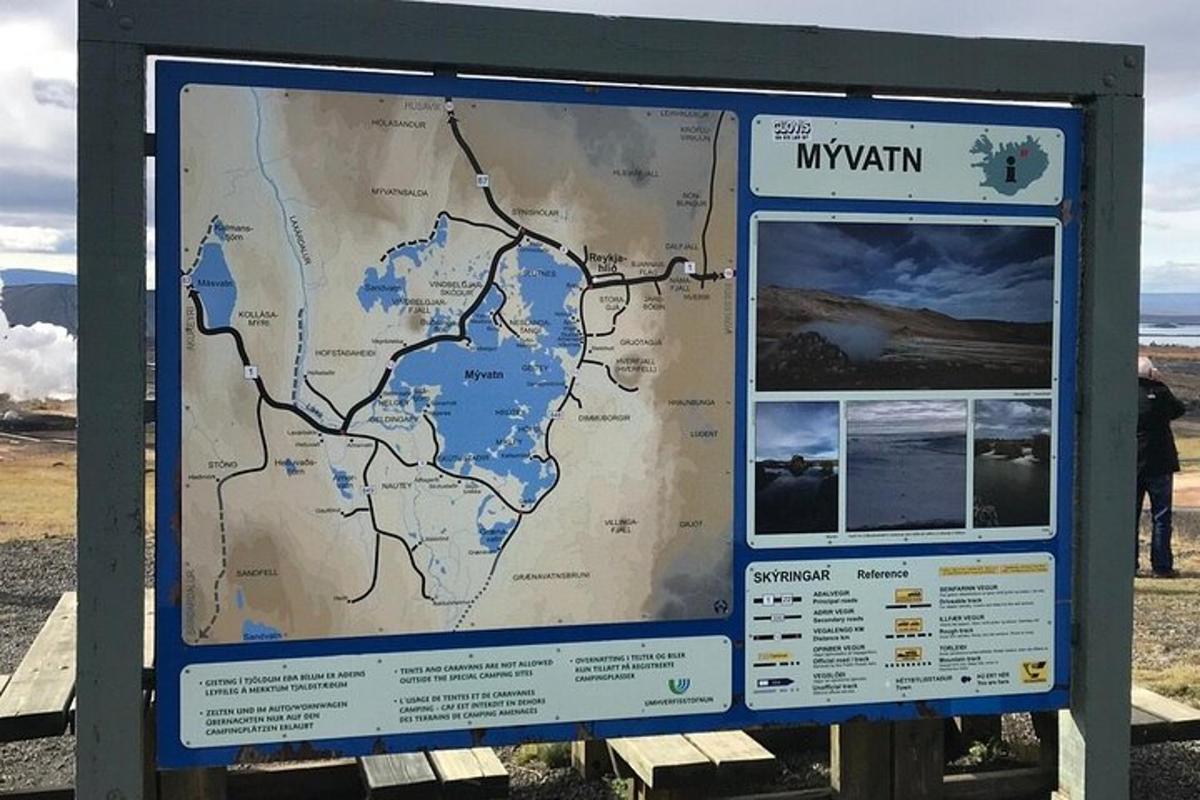 um mapa de Mianmar em uma placa no deserto